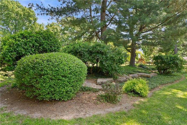 16001 RUSSELL Road, Stilwell, KS 66085