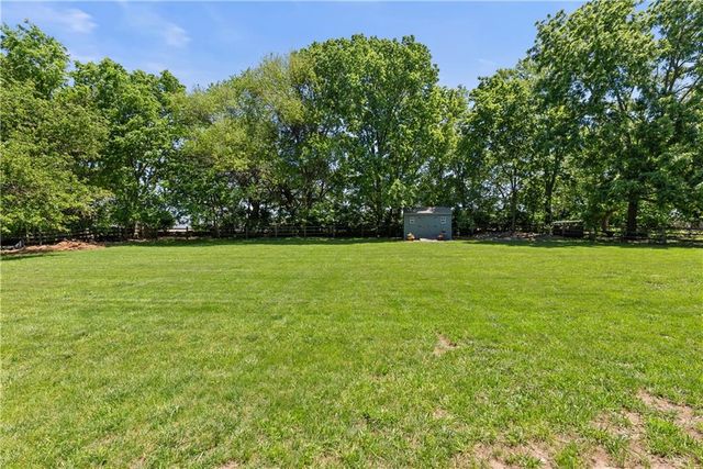 16001 RUSSELL Road, Stilwell, KS 66085
