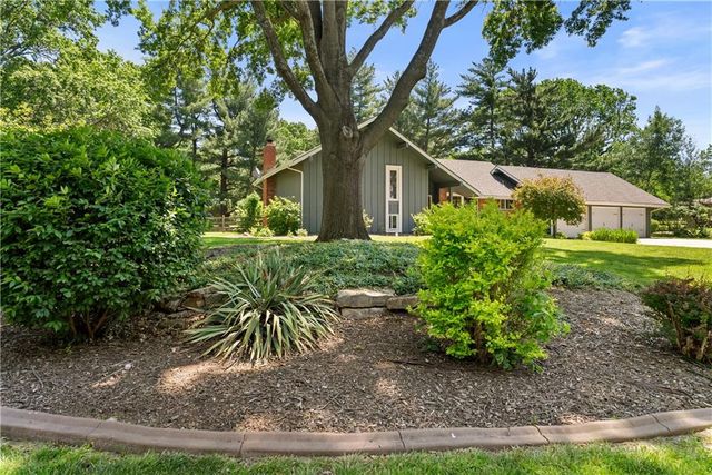 16001 RUSSELL Road, Stilwell, KS 66085