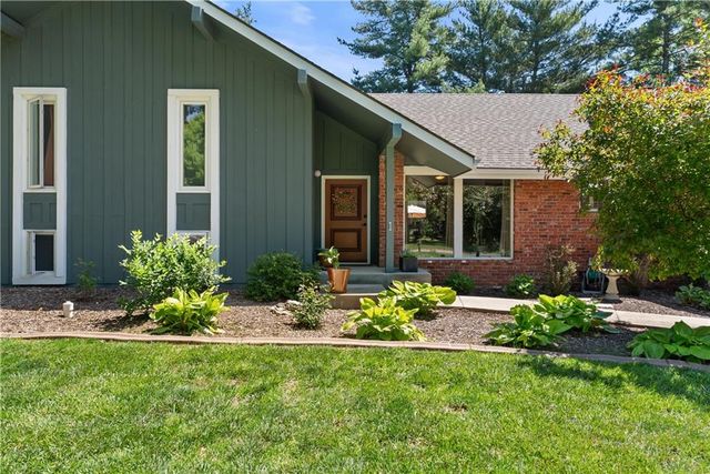 16001 RUSSELL Road, Stilwell, KS 66085