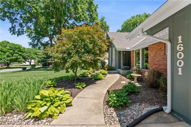 16001 RUSSELL Road, Stilwell, KS 66085