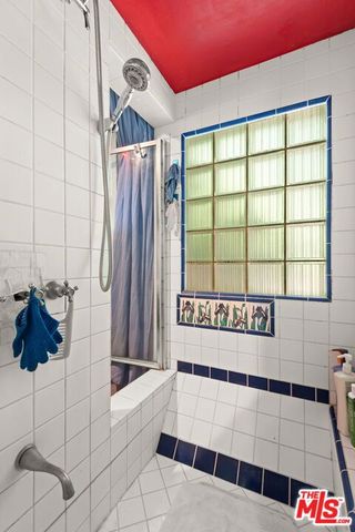 15739 Mulholland Place, Los Angeles, CA 90049