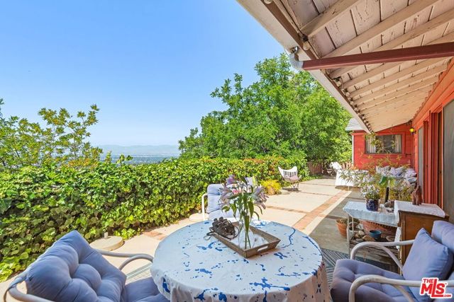 15739 Mulholland Place, Los Angeles, CA 90049