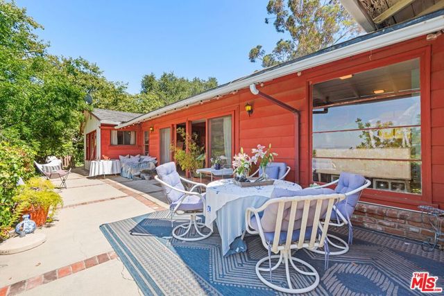 15739 Mulholland Place, Los Angeles, CA 90049