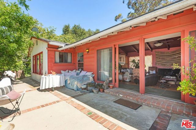 15739 Mulholland Place, Los Angeles, CA 90049