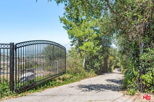 15739 Mulholland Place, Los Angeles, CA 90049