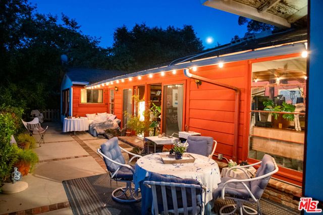 15739 Mulholland Place, Los Angeles, CA 90049