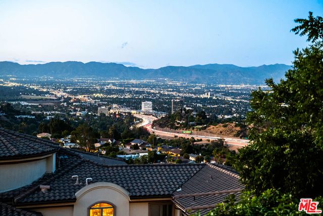 15739 Mulholland Place, Los Angeles, CA 90049