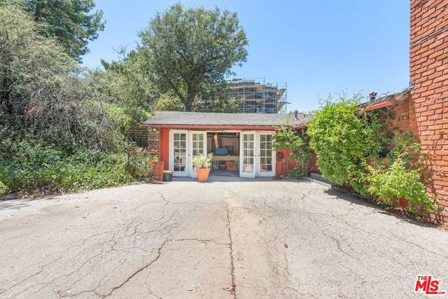 15739 Mulholland Place, Los Angeles, CA 90049