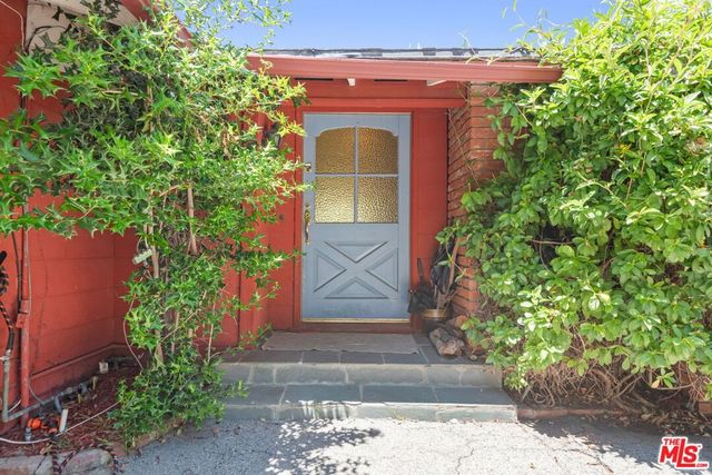 15739 Mulholland Place, Los Angeles, CA 90049