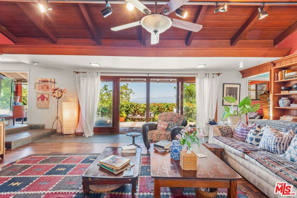 15739 Mulholland Place, Los Angeles, CA 90049