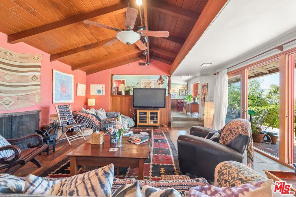 Image 10 of property listing at 15739 Mulholland Place, Los Angeles, CA 90049