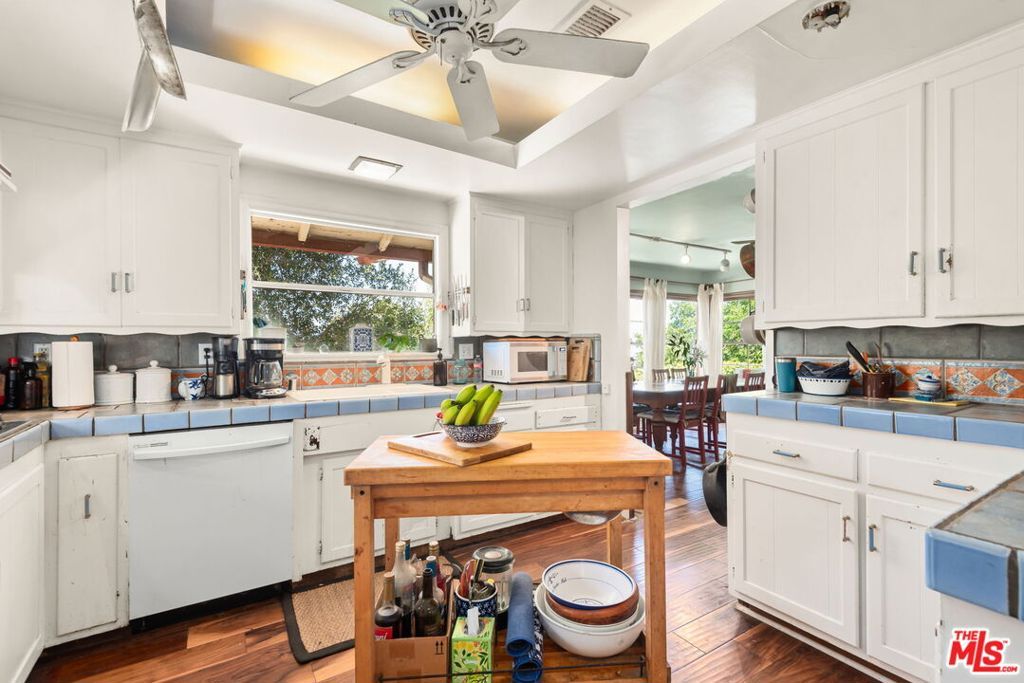 Image 13 of property listing at 15739 Mulholland Place, Los Angeles, CA 90049