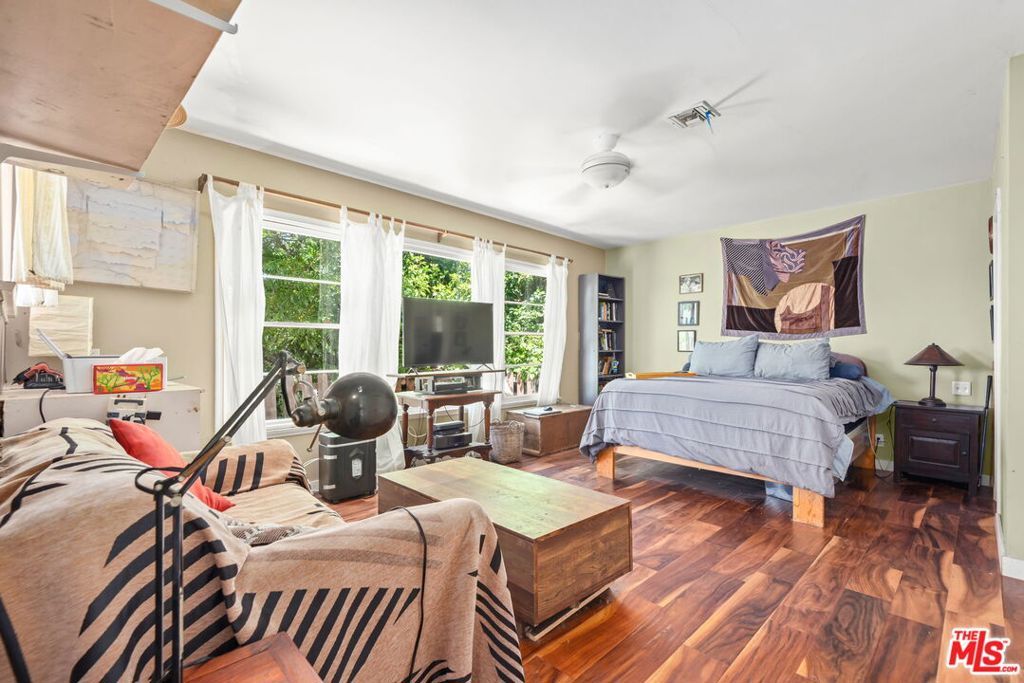 Image 16 of property listing at 15739 Mulholland Place, Los Angeles, CA 90049