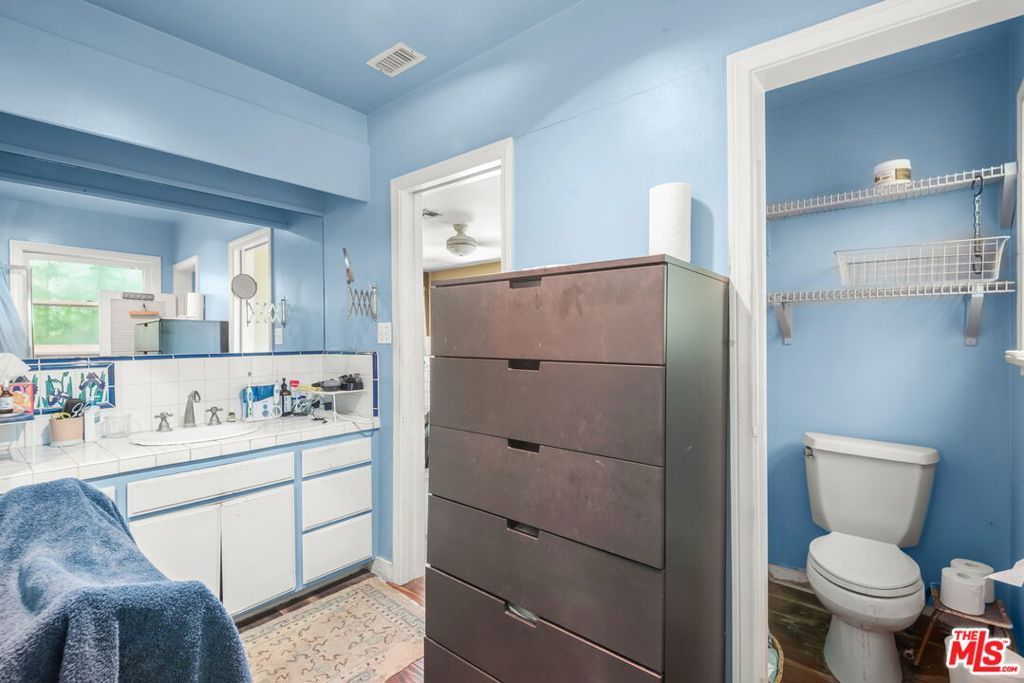 Image 18 of property listing at 15739 Mulholland Place, Los Angeles, CA 90049