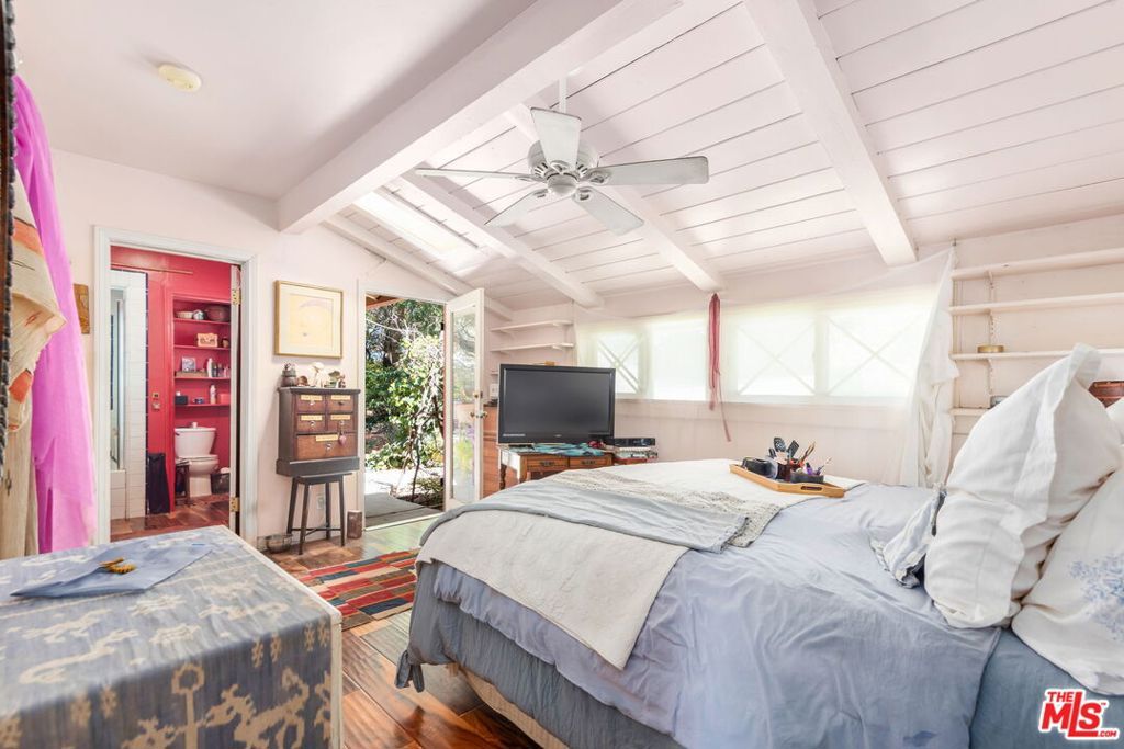 Image 19 of property listing at 15739 Mulholland Place, Los Angeles, CA 90049