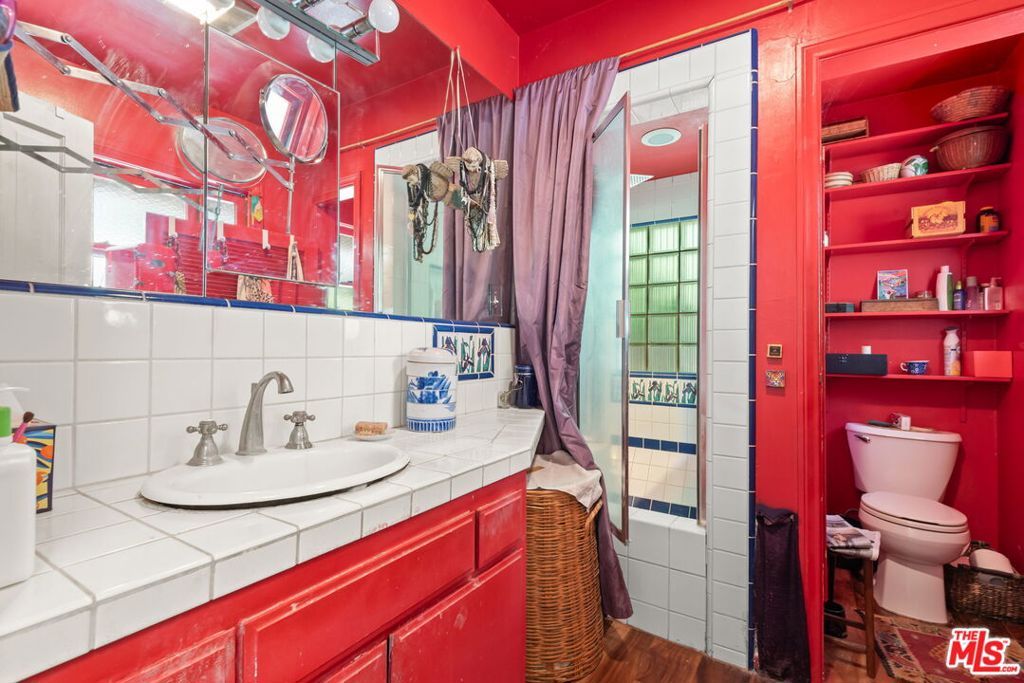 Image 20 of property listing at 15739 Mulholland Place, Los Angeles, CA 90049