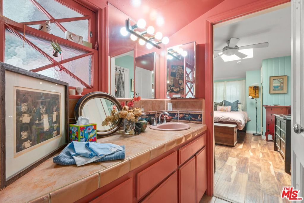 Image 22 of property listing at 15739 Mulholland Place, Los Angeles, CA 90049