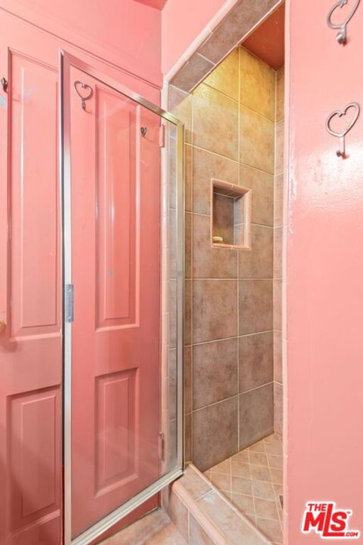 Image 23 of property listing at 15739 Mulholland Place, Los Angeles, CA 90049
