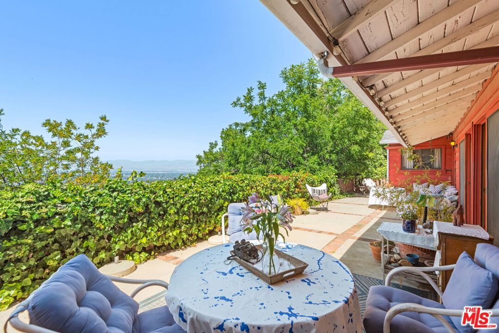 Image 26 of property listing at 15739 Mulholland Place, Los Angeles, CA 90049