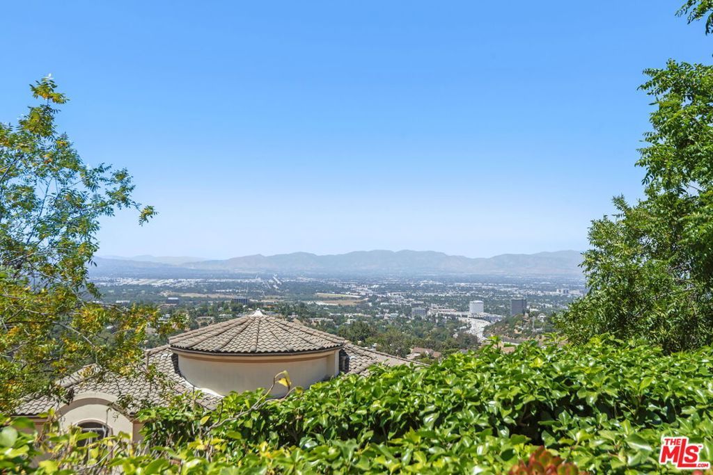 Image 29 of property listing at 15739 Mulholland Place, Los Angeles, CA 90049