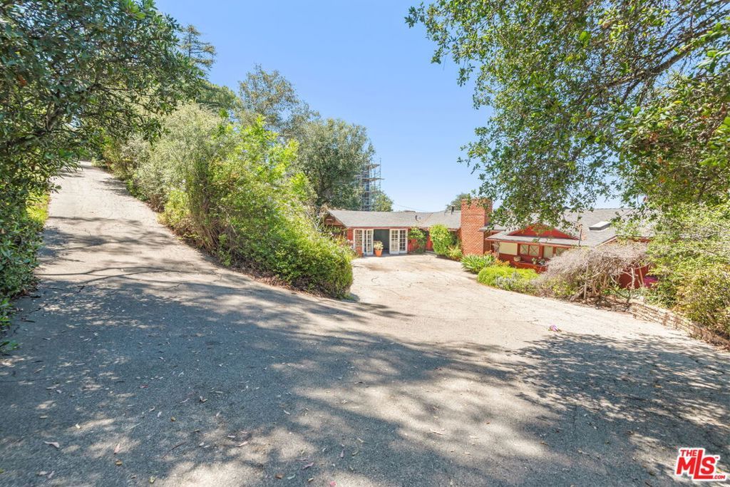 Image 3 of property listing at 15739 Mulholland Place, Los Angeles, CA 90049