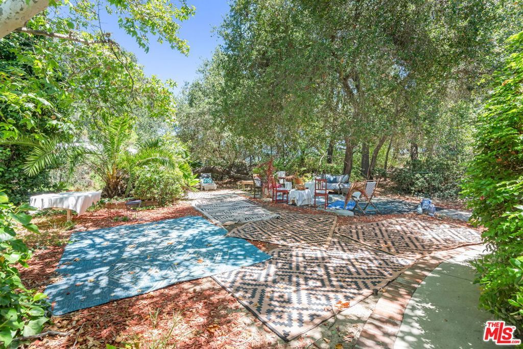 Image 30 of property listing at 15739 Mulholland Place, Los Angeles, CA 90049