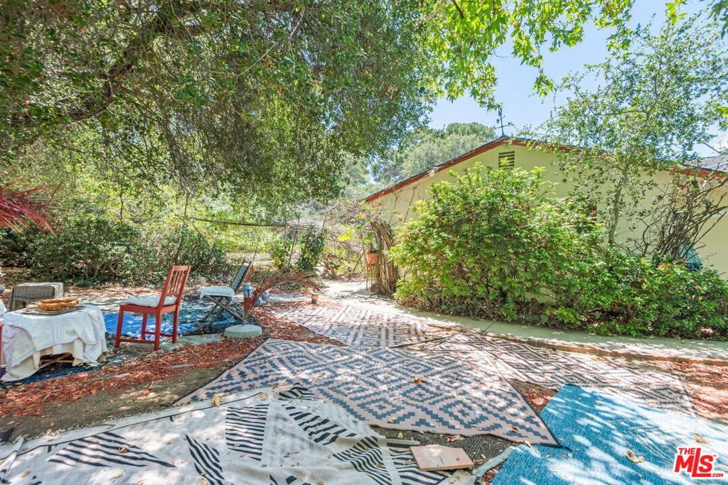 Image 32 of property listing at 15739 Mulholland Place, Los Angeles, CA 90049