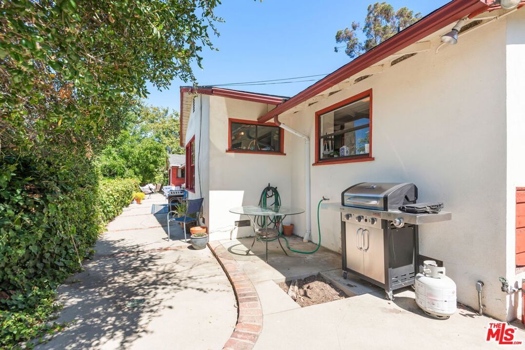 Image 33 of property listing at 15739 Mulholland Place, Los Angeles, CA 90049