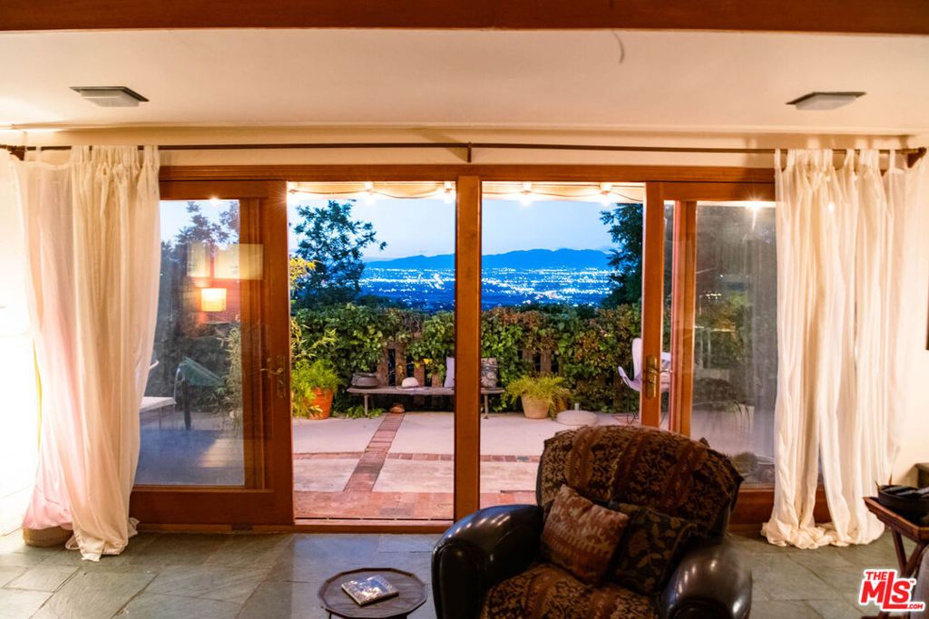 Image 34 of property listing at 15739 Mulholland Place, Los Angeles, CA 90049