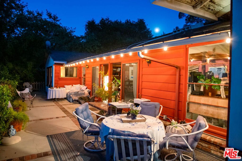 Image 35 of property listing at 15739 Mulholland Place, Los Angeles, CA 90049