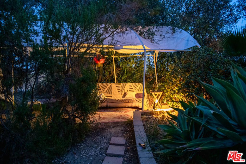 Image 38 of property listing at 15739 Mulholland Place, Los Angeles, CA 90049