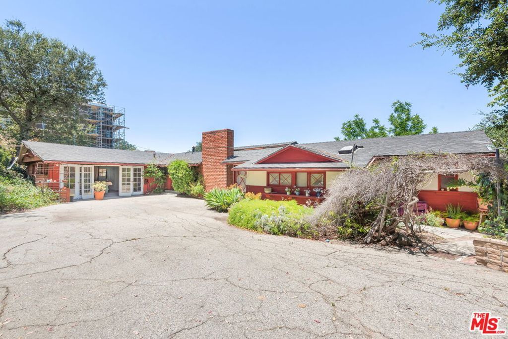 Image 4 of property listing at 15739 Mulholland Place, Los Angeles, CA 90049