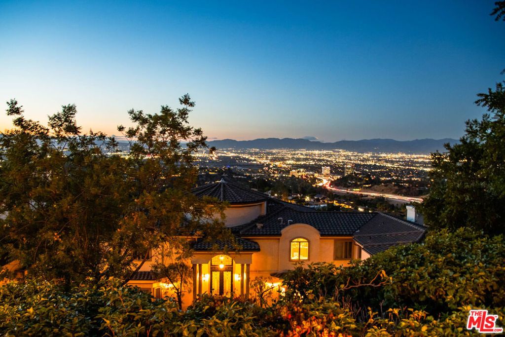 Image 41 of property listing at 15739 Mulholland Place, Los Angeles, CA 90049