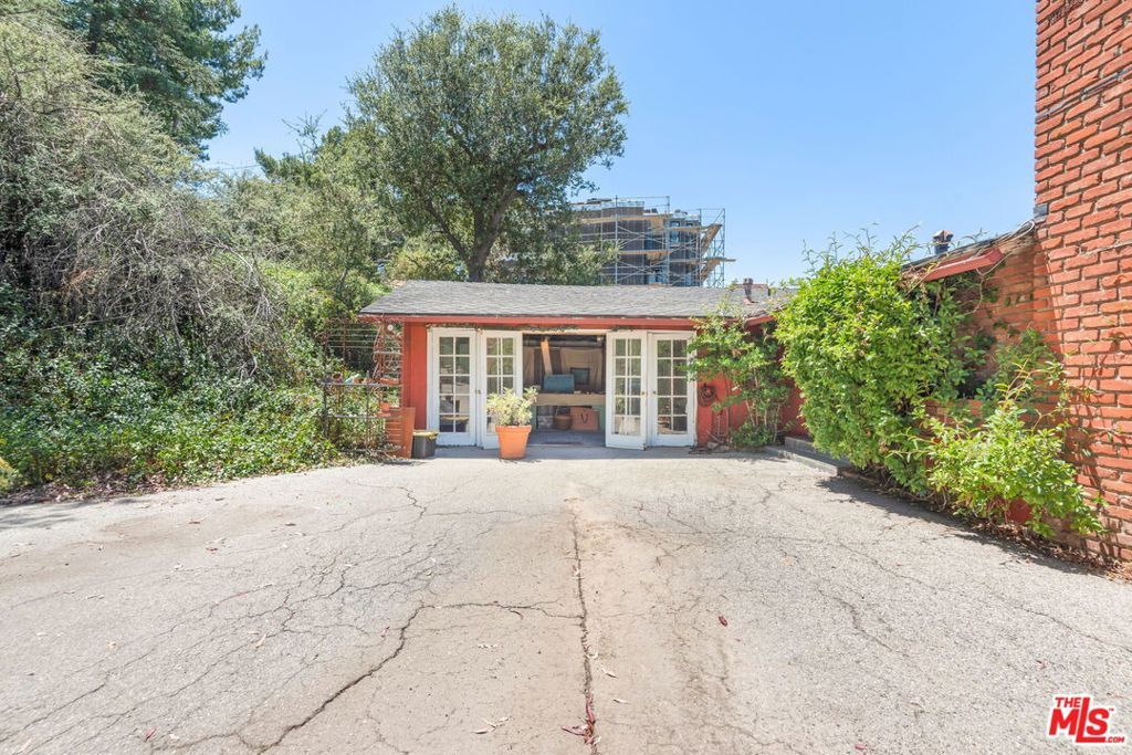 Image 5 of property listing at 15739 Mulholland Place, Los Angeles, CA 90049