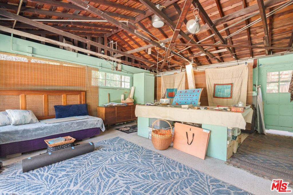 Image 6 of property listing at 15739 Mulholland Place, Los Angeles, CA 90049