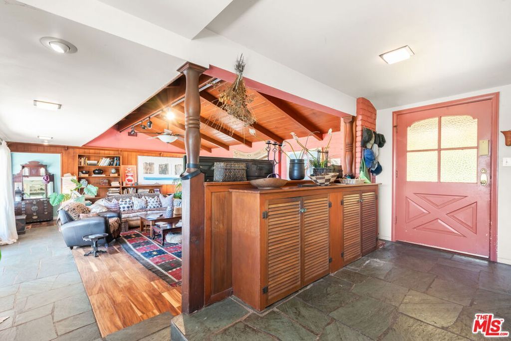 Image 8 of property listing at 15739 Mulholland Place, Los Angeles, CA 90049