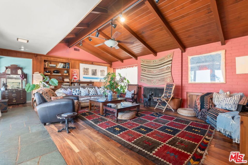 Image 9 of property listing at 15739 Mulholland Place, Los Angeles, CA 90049
