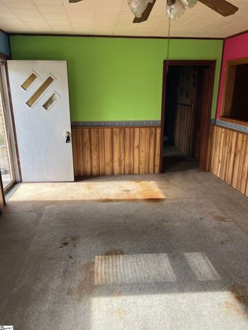 4 Oak Street, Ware Shoals, SC 29692