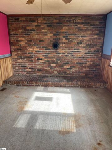 4 Oak Street, Ware Shoals, SC 29692