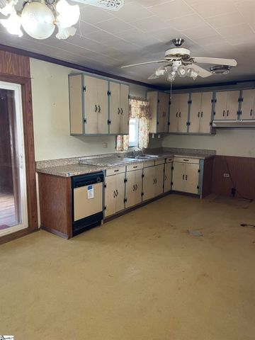 4 Oak Street, Ware Shoals, SC 29692