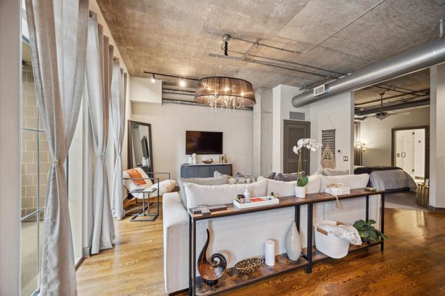 1616 Fountain View Drive 209, Houston, TX 77057