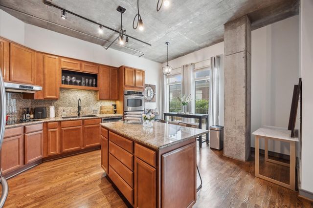 1616 Fountain View Drive 209, Houston, TX 77057