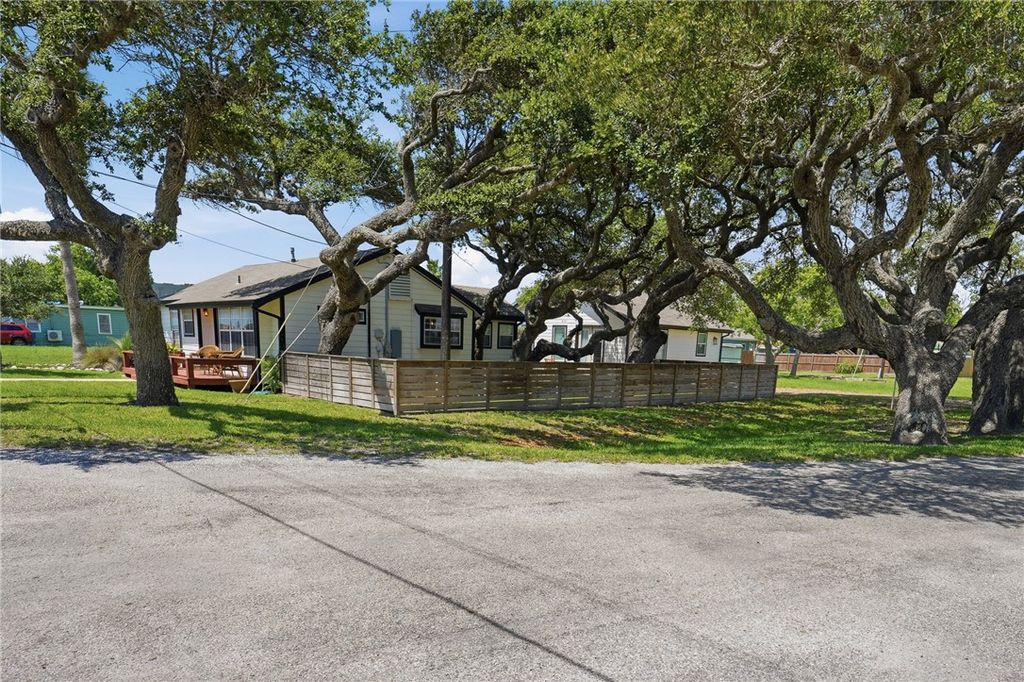 1029 Lady Claire St, Rockport, TX 78382 — photo 2