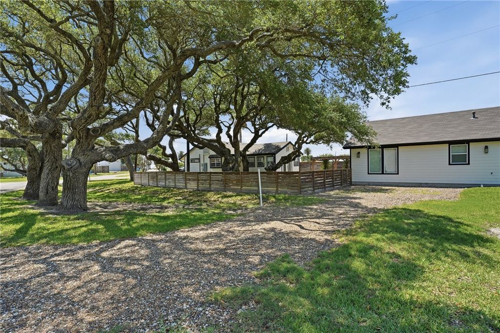 1029 Lady Claire St, Rockport, TX 78382 — photo 3