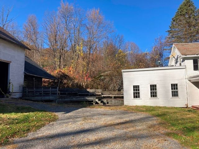 10 William St, Chester, MA 01011