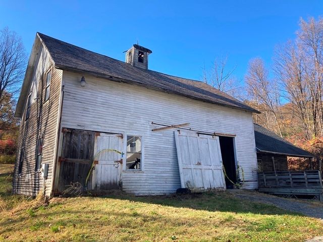 10 William St, Chester, MA 01011