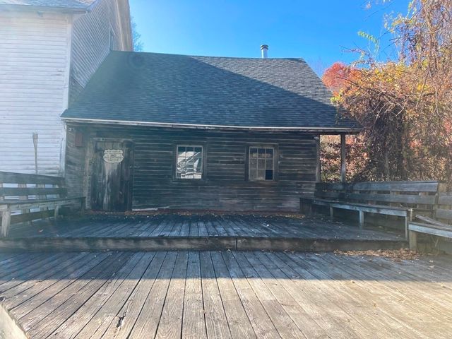 10 William St, Chester, MA 01011