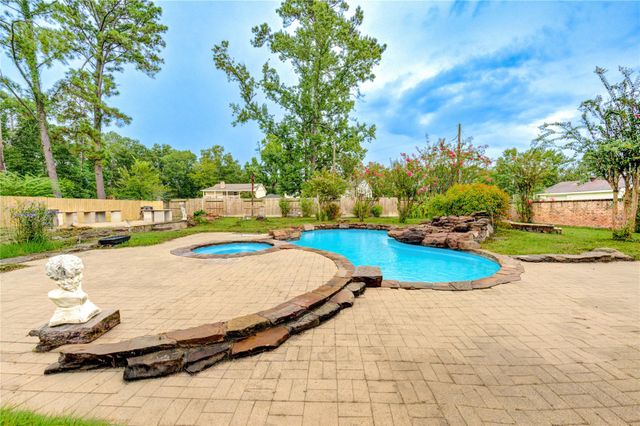 303 Shady Glen Lane, Conroe, TX 77385