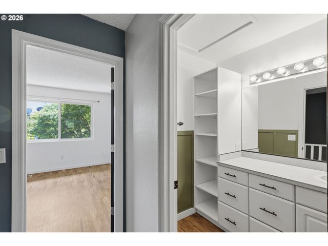 12054 N JANTZEN BEACH Ave, Portland, OR 97217